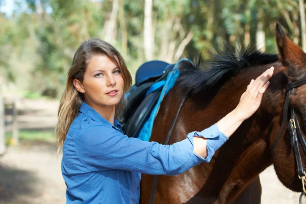 Смол Природа Портрет Женщины Лошадью Открытой Ферме Спортивных Скачек Груминг — стоковое фото