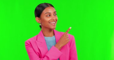Yeşil Ekran, kadın ve kurumsal, ticari ya da girişimde seçime, seçeneğe ya da profesyonel karara işaret eden portre. Hintli, iş kadını ve bir fikir, teklif ya da fırsat sunacak kişi.