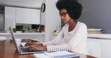 Daktilo, uzaktan çalışma ve bilgisayardaki iş kadını e-posta okuyor, online teklif yazıyor ve araştırma yapıyor. Evde çalışan, meşgul ve Afrikalı kadın bilgisayar işçisi web sitesi, blog yazımı ve serbest çalışma.