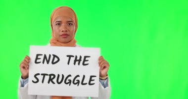 Sosyal adalet, sağlık hizmetleri ve çalışanlar için bir tabela ile yeşil ekranda Müslüman doktor. Değişiklik, isyan ve stüdyo arka planında izole edilmiş kağıdıyla İslami bir hemşirenin yüz portresi..