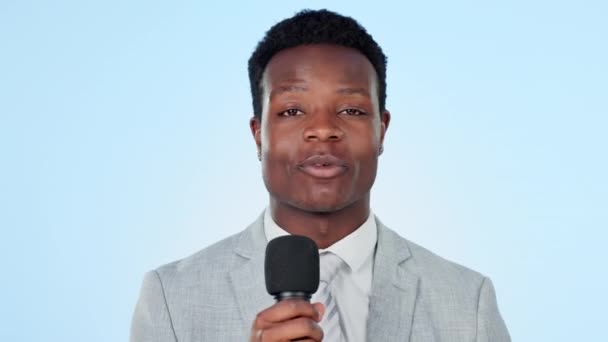 Muhabir Mikrofon Siyah Adamın Yüzü Mavi Arka Planda Haber Yayın — Stok video