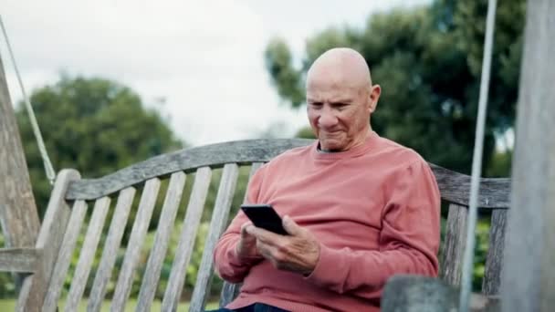 Natur Telefon Senior Mand Bænk Netværk Sociale Medier Mobil App – Stock-video