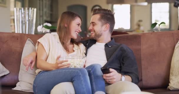 Šťastný Pár Pohovka Popcorn Pro Romantické Filmy Komedie Nebo Sledování — Stock video