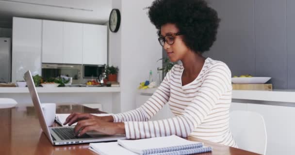 Mengetik Bekerja Jauh Dan Wanita Bisnis Laptop Membaca Email Menulis — Stok Video