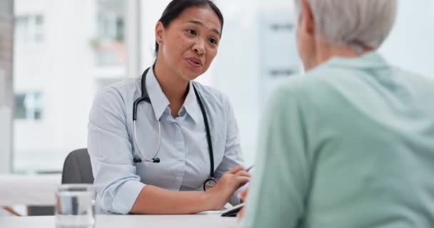 Lékařské Konzultace Tablety Starší Ženy Lékař Mluvit Pacientem Vysvětlit Nemocniční — Stock video