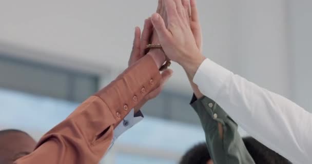 Geschäftsleute Hände Und High Five Für Unterstützung Teamarbeit Und Zusammenarbeit — Stockvideo