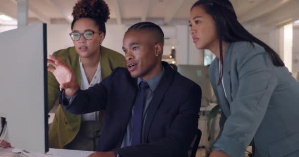 计算机分析师 团队合作和业务人员在办公室与项目的最后期限在夜间 桌面和黑人男性 女性或一组员工集思广益 规划和培训 — 图库视频影像