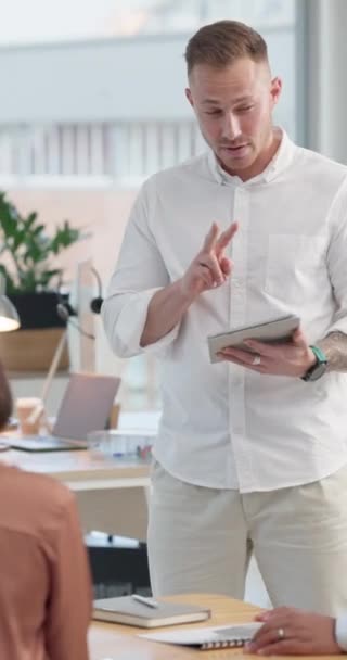 Adamı Lider Tablet Toplantıda Sunumda Ofiste Takım Tartışmasında Şbirliği Koçluk — Stok video