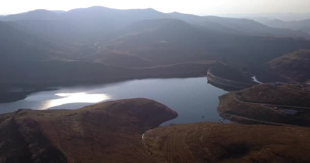 Baraj Peyzaj Drone Dağdaki Gölde Güneş Nehirde Işık Doğa Sakin — Stok video