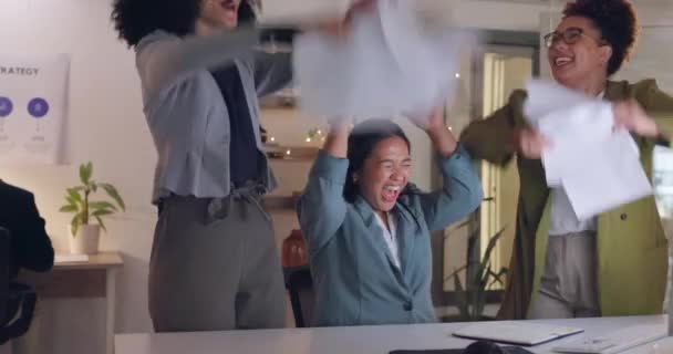 Együttműködés Üzleti Nők Dobja Papírt Hogy Megünnepeljék Sikert Irodában Míg — Stock videók
