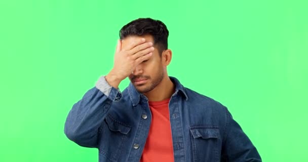 Estrés Disgusto Hombre Estudio Con Pantalla Verde Con Una Expresión — Vídeo de stock