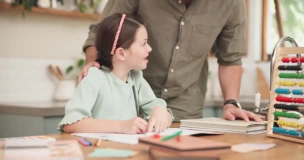 Criança Pai Escrever Trabalhos Casa Uma Mesa Uma Casa Família — Vídeo de Stock