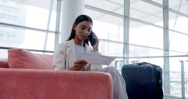 Planera Och Kvinna Ett Telefonsamtal Flygplats Med Ett Dokument För — Stockvideo