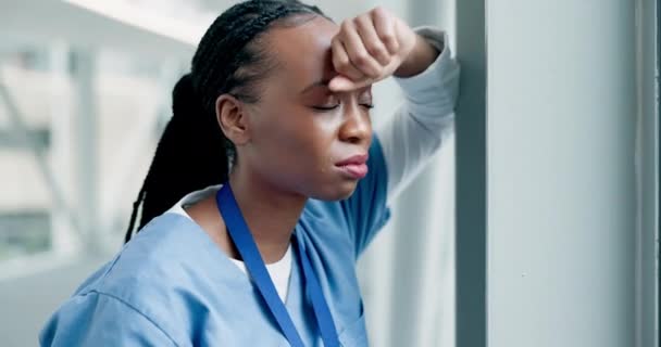 Droevig Dokter Vrouw Door Het Raam Met Hoofdpijn Stress Angst — Stockvideo