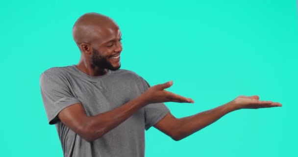 スタジオの背景に広告の成功のためのモックアップに黒人男性 手のひらと親指アップ アフリカの男性の肖像画は モックアップ上のマーケティングのための絵文字 はいサインや承認のような手を示しています — ストック動画