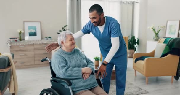 介護者 シニアの女性は 退職後の介護施設でサポートしています 障害のある高齢女性患者と 健康のためのヘルスケア ヘルスケア ホームケアの看護師 — ストック動画