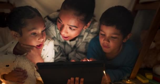 Comédie Tablette Mère Diffusant Des Enfants Dans Une Tente Riant — Video