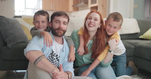 Föräldrar Barn Och Vardagsrum Golv Med Ansikte Leende Och Tvillingar — Stockvideo
