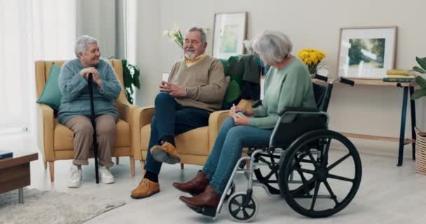 老人ホームのリビングルームでの高齢者の友人 家で一緒にラウンジで話す障害のある上級者のボンディング ディスカッション グループ — ストック動画