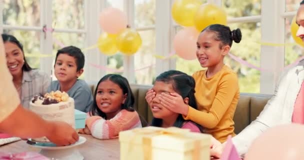 케이크에 놀라움 그리고 아이들 친구들 소녀들은 축하의 사탕에 충격을 받았습니다 — 비디오