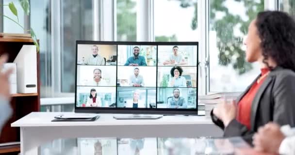 与公司集团一起在电脑屏幕上在线进行视频通话 会议和办公室问候 与员工数码沟通的入职团队交流中的专业 挥挥手 — 图库视频影像