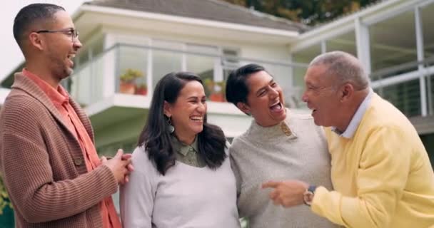 欢笑和年长的父母拥抱着兴奋的房屋 财产和住所在一起 快乐的家庭 男人和女人都在花园外面玩耍 — 图库视频影像