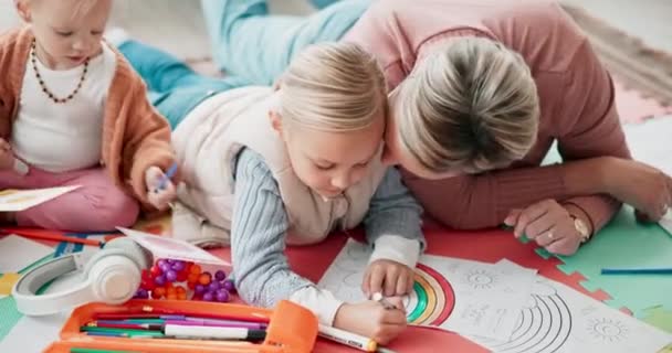ボンディング 学習のためのリビングルームの床にママ 子供と描画 質の時間および家族の家のための創造的な遊びの色鉛筆 ペーパーおよび芸術 母および子供 — ストック動画