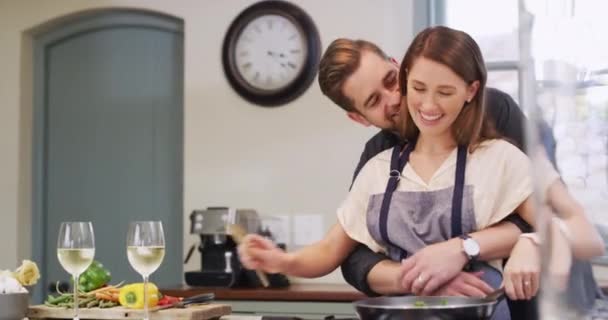 Kochen Glücklich Und Paar Umarmen Sich Der Küche Für Mittagessen — Stockvideo