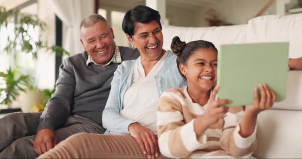 Bedsteforældre Tablet Sjovt Barn Hjemmet Stue Streaming Komedie Film Limning – Stock-video
