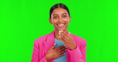 Yeşil ekran, eller ve stüdyodaki Hintli kadının gülümsemesi ve göğsü arka planda olduğu için teşekkürler. Sağır bir insan için işaret dili, işaret dili ve minnet ile imza, iletişim ve portre.