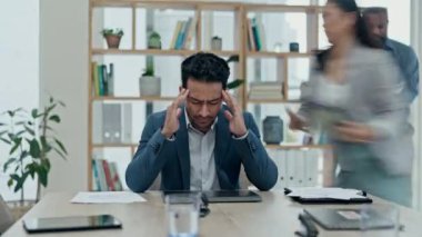 İş adamı, depresyondaki baş ağrısı ve stres, kaos anksiyetesi ve zaman kaybı veya yoğun ofis. Yorgun adam, dokümanlar ya da iş yerinde aşırı yorgunluk, yorgunluk ya da iş krizi yaşayan çalışanlar..