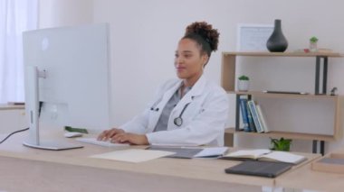 Sağlık hizmeti, kadın doktor rahatlamak ve modern bir iş yerinde bilgisayarla. Sağlık sağlığı ya da huzur, sakin ve profesyonel cerrah çalışma alanında olumlu veri incelemesi için stresten uzak.