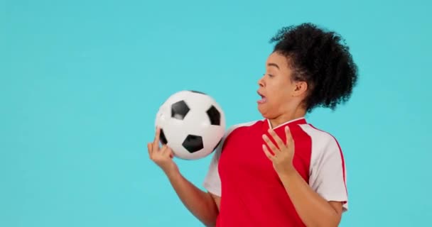 足球运动员 运动球或快乐的女人竖起大拇指表示同意 感情用事像图标或锻炼的反馈意见 谢谢你 足球肖像或有蓝色背景的好工作签名的有趣的人 — 图库视频影像