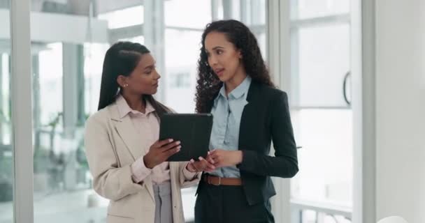 Tablet Praca Zespołowa Kobiety Biznesu Biurze Mówiąc Planowaniu Badań Lub — Wideo stockowe