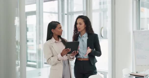 办公室内负责规划 研究或公司发展的妇女制表 协作和商业团队 团队合作 技术和与在工作中交谈的女性雇员或同事的会面 — 图库视频影像