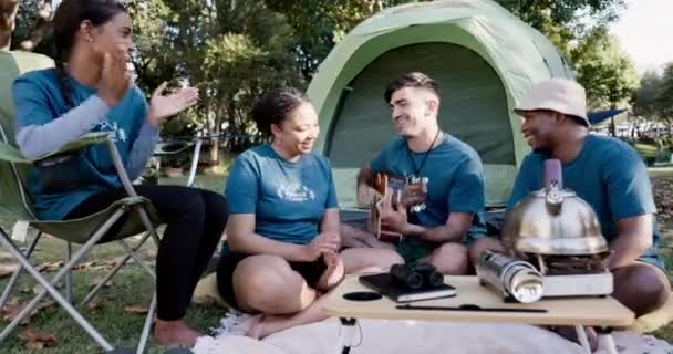 舞蹈和露营 志愿者朋友们围坐在一起 结成一个圆圈 和一群年轻人一起在大自然的营地里享受慈善的快乐 微笑和自由 — 图库视频影像