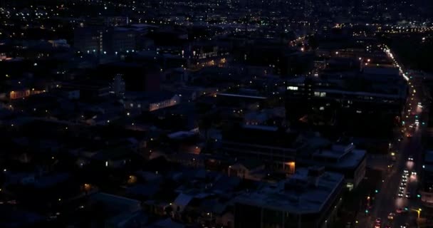 南アフリカのケープタウンの通りがある紫色の空で夜の街 ライト ドローン ビルディング コスモポリタンアーキテクチャ 都市の背景にある夜景 — ストック動画