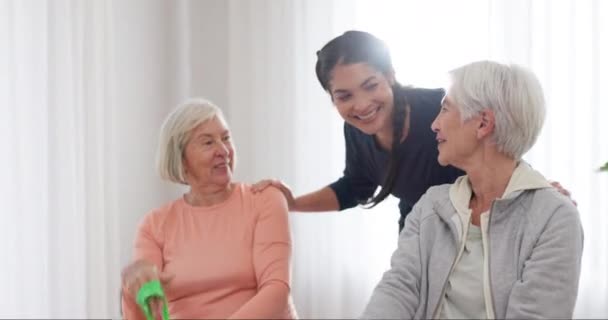 Gelukkige High Five Yogales Senioren Vieren Vooruitgang Van Oefening Pensioen — Stockvideo