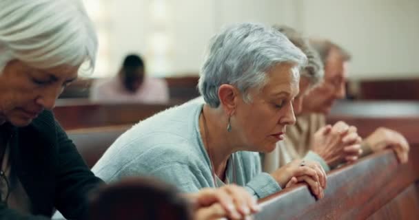 Anbetung Gebet Oder Seniorin Der Kirche Für Gott Heiliger Geist — Stockvideo