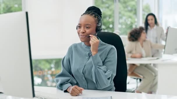 呼叫中心 客户支持和黑人妇女在办公室打字寻求帮助 建议和电脑咨询 电话推销 商业和妇女为联系 克林姆服务或通信而交谈 — 图库视频影像