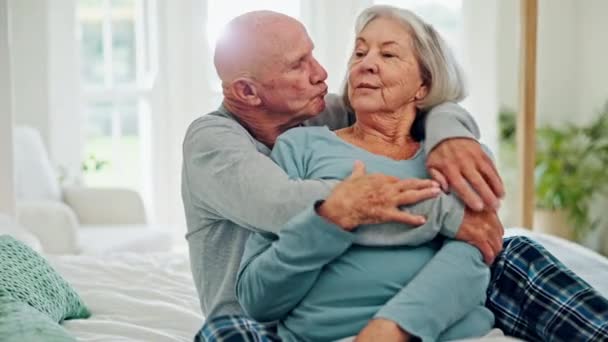 上了年纪的夫妻 在卧室里拥抱和亲吻 在家里一起关心和聊天 老年男女和快乐的女人在床上拥抱和联系 以获得支持 关系和对婚姻的承诺 — 图库视频影像