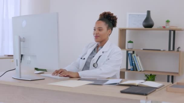 Egészségügyi Ellátás Női Orvos Pihenni Számítógéppel Irodájában Egy Modern Munkahelyen — Stock videók