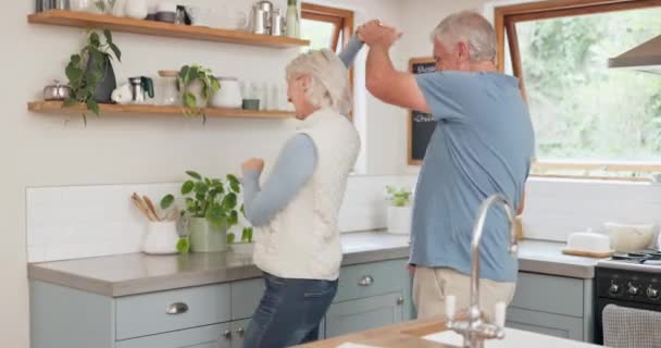 Tanz Liebe Und Romantik Mit Einem Senioren Paar Der Küche — Stockvideo