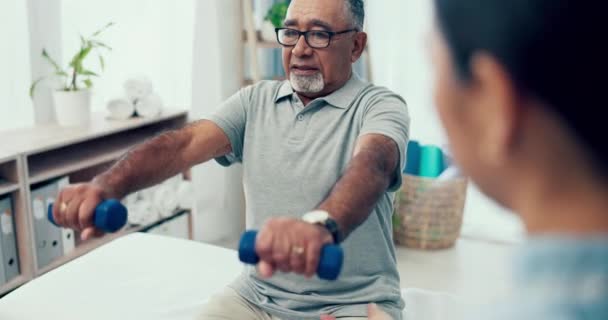 Idősgondozás Rehabilitáció Fizioterapeuta Öregemberrel Súlyzó Egészségügyi Ellátás Idősek Otthonában Testmozgás — Stock videók