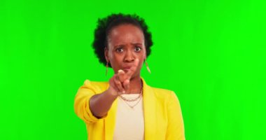 Hayır, yeşil ekran stüdyosundaki siyah kadının yüzü ve parmağı. Arka planda durması için kafa sallaması, limiti ya da uyarısı var. Portre, el ve Afrikalı kadın tehdidi, reddetme veya reddetme emojisi.