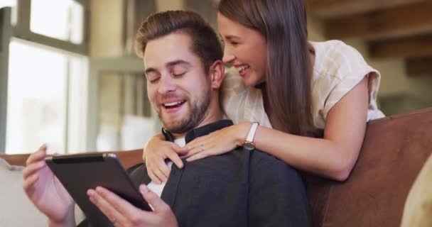 Lykkelig Par Sofaen Med Nettbrett Omfavnelse Internett Sosiale Medier Post – stockvideo