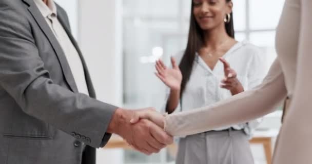 Zakenmensen Handdruk Applaus Voor B2B Deal Partnerschap Samen Teamwork Kantoor — Stockvideo