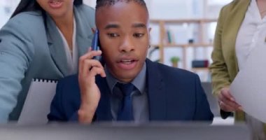 Çoklu görev, kaos ve siyah bir adam evrak işleri, belgeler ve rapor yüzünden stres altında telefonla konuşuyor. Şirket yöneticisi, yoğun ekip ve bunalımda olan erkek kişi, kriz ve ofis sorunları..