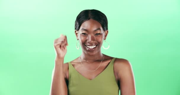 Fericit Fata Negru Femeie Degetele Sus Ecran Verde Studio Izolat — Videoclip de stoc