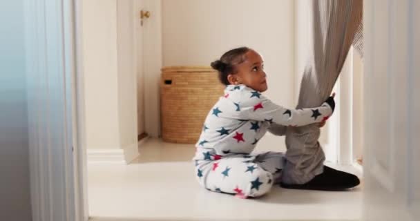 Gyerekek Láb Egy Apa Vonszolják Lányát Hálószobájukba Szeparációs Szorongással Gyerekek — Stock videók